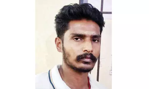 പ്ര​കോ​പ​ന പോ​സ്റ്റ്: കൊ​ല​പാ​ത​ക കേ​സി​ലെ പ്ര​തി​യു​ടെ പ​രോ​ൾ റ​ദ്ദാ​ക്കി ജ​യി​ലി​ല​ട​ച്ചു