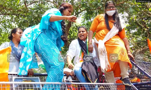 mahila congress protest