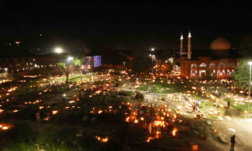 ജാമിയ പള്ളിയിൽ പ്രാർഥന നിരോധിച്ച് സർക്കാർ; കശ്മീർ താഴ്വരയിൽ ബറാത്ത് ആചരിച്ച് ഭക്തർ