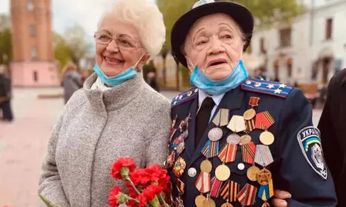 റഷ്യക്കെതിരെ യുദ്ധത്തിന് ഞാനുമുണ്ട്; യുക്രെയ്നിലെ 98കാരി; കൈയടിച്ച് സമൂഹമാധ്യമങ്ങൾ റഷ്യക്കെതിരെ യുദ്ധത്തിന് ഞാനുമുണ്ട്; യുക്രെയ്നിലെ 98കാരി; കൈയടിച്ച് സമൂഹമാധ്യമങ്ങൾ