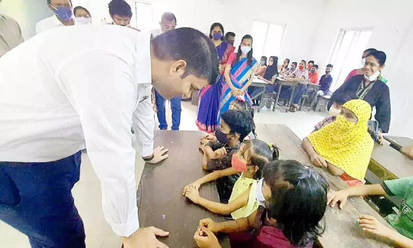 കലക്ടറെത്തി, സ്വന്തം നാട്ടിലെ വിദ്യാർഥികളെ കാണാൻ