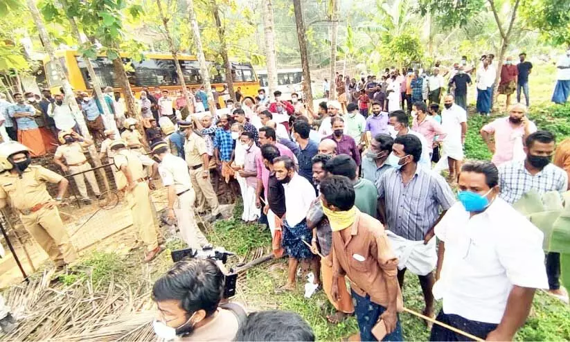 പൊള്ളലേറ്റ കാഴ്ചകൾ; ആളിപ്പടർന്ന് വേദന; 79കാ​ര​നാ​യ പി​താ​വി​ന്‍റെ ആ​സൂ​ത്ര​ണ​ത്തി​ൽ  ര​ക്ഷ​പ്പെ​ടാ​നാ​കാ​തെ നാ​ലം​ഗ കു​ടും​ബം