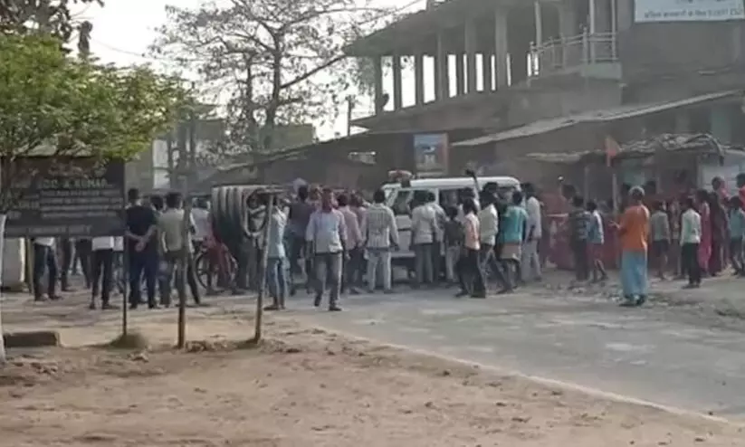 ബിഹാറിൽ കസ്റ്റഡിയിലെടുത്ത യുവാവ് മരിച്ചു; ജനം തെരുവിലിറങ്ങി; സംഘർഷത്തിൽ പൊലീസുകാരൻ മരിച്ചു ബിഹാറിൽ കസ്റ്റഡിയിലെടുത്ത യുവാവ് മരിച്ചു; ജനം തെരുവിലിറങ്ങി; സംഘർഷത്തിൽ പൊലീസുകാരൻ മരിച്ചു