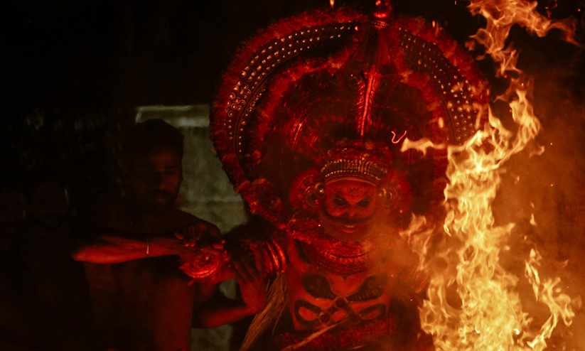 തെയ്യക്കനലിന്റെ ചുവപ്പ് തെയ്യക്കനലിന്റെ ചുവപ്പ്