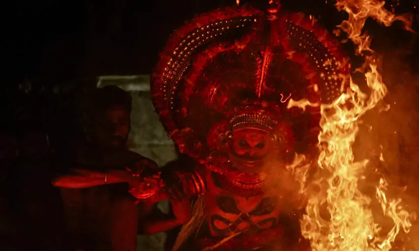 തെ​യ്യ​ക്ക​ന​ലി​ന്റെ ചു​വ​പ്പ്