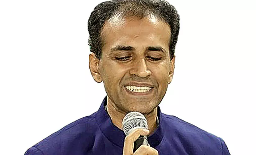 അ​ത്​​ഭു​ത​ങ്ങ​ൾ കാ​ണി​ക്കു​ന്ന മ​ജീ​ഷ്യ​ൻ