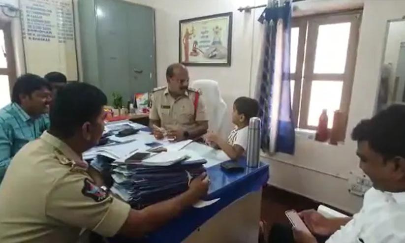 ഗതാഗതക്കുരുക്കിനെതിരെ പരാതിയുമായി യു.കെ.ജി വിദ്യാർഥി പൊലീസ് സ്റ്റേഷനിൽ ഗതാഗതക്കുരുക്കിനെതിരെ പരാതിയുമായി യു.കെ.ജി വിദ്യാർഥി പൊലീസ് സ്റ്റേഷനിൽ