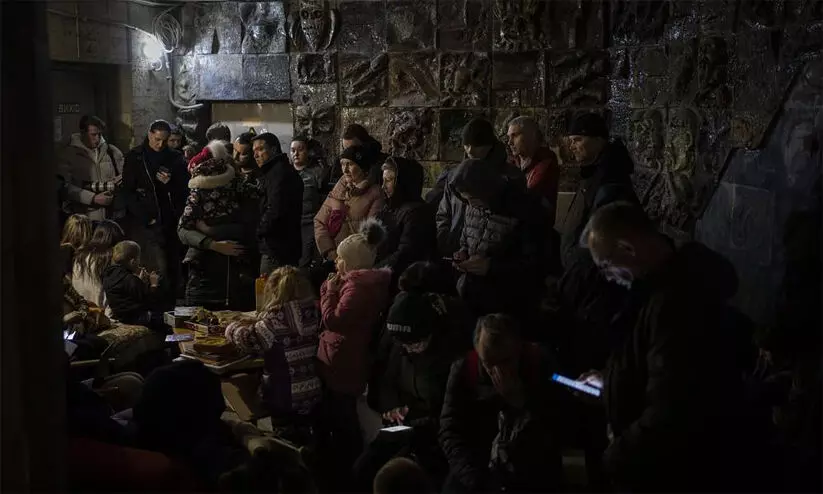 സിവിലിയൻമാരെ പാർപ്പിച്ച സ്കൂളിൽ ബോംബിട്ട് റഷ്യ; നിരവധി പേർ കുടുങ്ങിക്കിടക്കുന്നു സിവിലിയൻമാരെ പാർപ്പിച്ച സ്കൂളിൽ ബോംബിട്ട് റഷ്യ; നിരവധി പേർ കുടുങ്ങിക്കിടക്കുന്നു