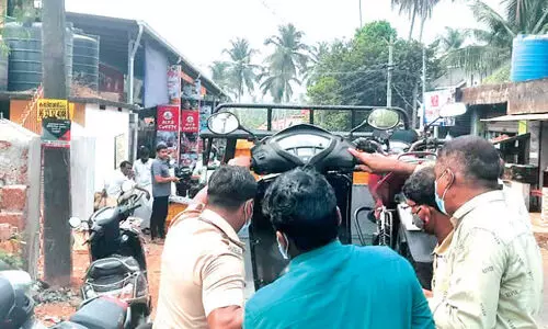 സ്കൂളിൽ ഇരുചക്ര വാഹനത്തിലെത്തുന്ന കുട്ടികൾക്ക് പിടിവീഴും