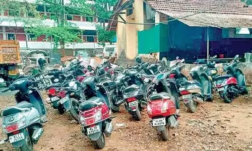 വിദ്യാർഥികൾ കൊണ്ടുവന്ന 50ഓളം ഇരുചക്രവാഹനങ്ങൾ പിടികൂടി