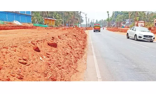 ദേശീയപാത വികസന പ്രവൃത്തി; റോഡ് മണ്ണിട്ട് ഉയർത്തുന്നത് വാഹനങ്ങൾക്ക് ഭീഷണി