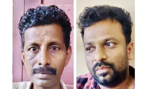 കൈക്കൂലി വാങ്ങുന്നതിനിടെ വില്ലേജ് ഓഫിസറും സ്വീപ്പറും പിടിയിൽ