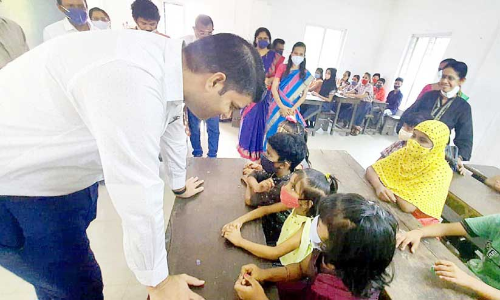 കലക്ടറെത്തി, സ്വന്തം നാട്ടിലെ വിദ്യാർഥികളെ കാണാൻ