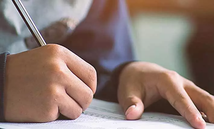 എസ്.എസ്.എൽ.സി പരീക്ഷക്കിടെ ഭിന്നശേഷി വിദ്യാർഥികളെ വട്ടംകറക്കി വിദ്യാഭ്യാസ വകുപ്പ് എസ്.എസ്.എൽ.സി പരീക്ഷക്കിടെ ഭിന്നശേഷി വിദ്യാർഥികളെ വട്ടംകറക്കി വിദ്യാഭ്യാസ വകുപ്പ്