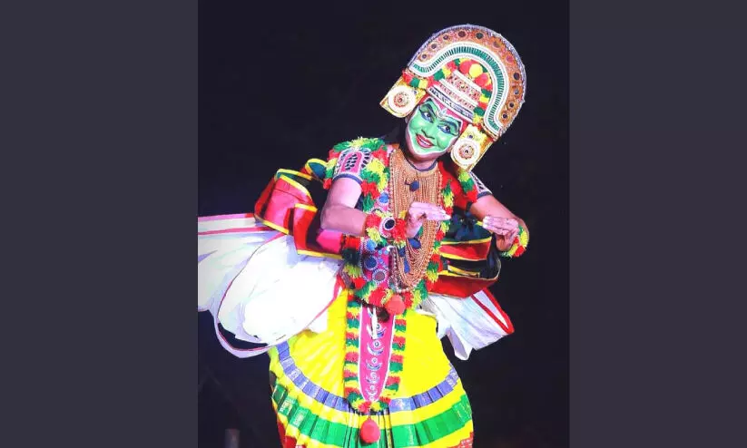 ഓട്ടന്തുള്ളലിൽ നായിക ദാരിദ്ര്യം കുറക്കാൻ ഷർമിള ഓട്ടന്തുള്ളലിൽ നായിക ദാരിദ്ര്യം കുറക്കാൻ ഷർമിള