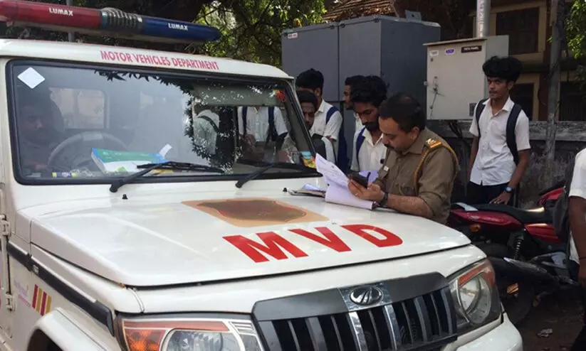 കള്ളൻ പിഴയടച്ചപ്പോൾ എസ്.എം.എസ് പോയത് ഉടമക്ക്; വാഹന മോഷ്ടാവ് അറസ്റ്റിൽ കള്ളൻ പിഴയടച്ചപ്പോൾ എസ്.എം.എസ് പോയത് ഉടമക്ക്; വാഹന മോഷ്ടാവ് അറസ്റ്റിൽ