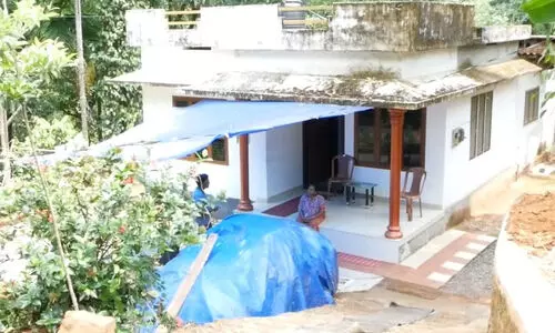 ഞ​ങ്ങ​ളെ അ​റി​യാ​മോ? മാ​വോ​വാ​ദി​ക​ളാണ്; വീട്ടിൽ കയറിയ മാവോവാദികൾ തോക്ക് പരിചയപ്പെടുത്തി,  ഫോ​ണും ലാ​പ്‌​ടോ​പ്പും ചാ​ർ​ജ് ചെയ്ത് മടങ്ങി