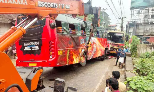സ്കൂളിൽനിന്ന് വിനോദയാത്ര പോയ ബസും കെ.എസ്.ആർ.ടി.സിയും കൂട്ടിയിടിച്ച് നിരവധി പേർക്ക് പരിക്ക്; ഞെട്ടൽ മാറാതെ കുട്ടികൾ