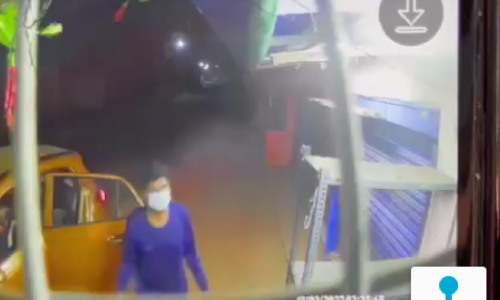 പൂട്ട്​ പൊളിക്കാനായില്ല; ട്യൂബ്​ലൈറ്റ്​ പിഴുതെടുത്ത​പ്പോൾ​ മോഷ്​ടാവിനൊരു സുഖം