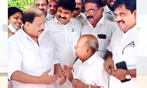 95ാം വയസ്സിൽ വീണ്ടും കൃഷ്‌ണേട്ടന്‍ കോൺഗ്രസ്സായി, അംഗത്വം നൽകാൻ പ്രസിഡന്‍റ് നേരിട്ടെത്തി