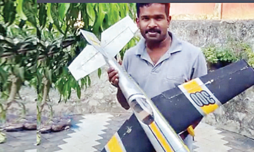 തൃശൂരിലുണ്ട് വിമാനം നിർമിക്കുന്ന പൊലീസുകാരൻ