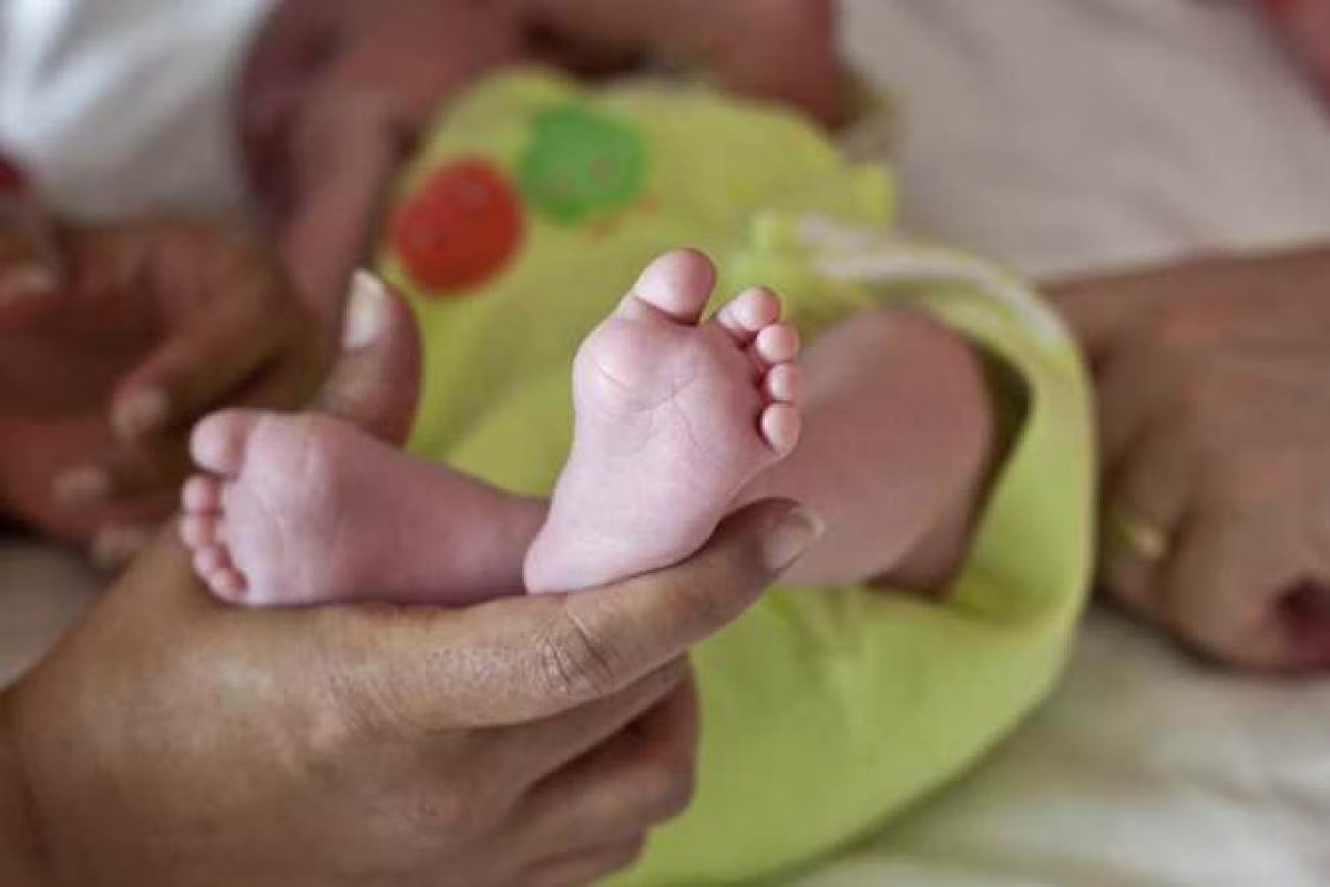 കുഞ്ഞിനെ ക്ഷേത്രനടയിൽ ഉപേക്ഷിക്കാൻ ശ്രമം:   മദ്യപിച്ച് ലക്കുകെട്ട യുവാവിനെ കസ്റ്റഡിയിലെടുത്ത പൊലീസ് കുഞ്ഞിനെ മാതാവിന് കൈമാറി