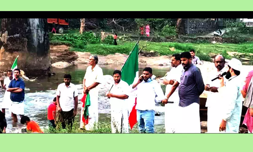 മീനച്ചിലാറിന് കുറുകെ മനുഷ്യച്ചങ്ങല തീർത്തു