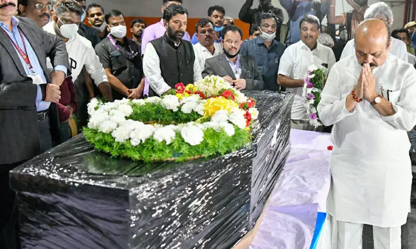 നോവായി നവീന്‍റെ അന്ത്യയാത്ര; മൃതദേഹം മെഡിക്കൽ കോളജിന് കൈമാറി