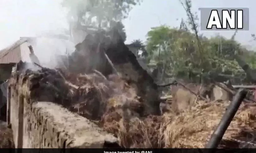 തൃണമൂൽ നേതാവിന്റെ കൊലപാതകം; 12 വീടുകൾക്ക് തീയിട്ടു, 11 മരണം തൃണമൂൽ നേതാവിന്റെ കൊലപാതകം; 12 വീടുകൾക്ക് തീയിട്ടു, 11 മരണം