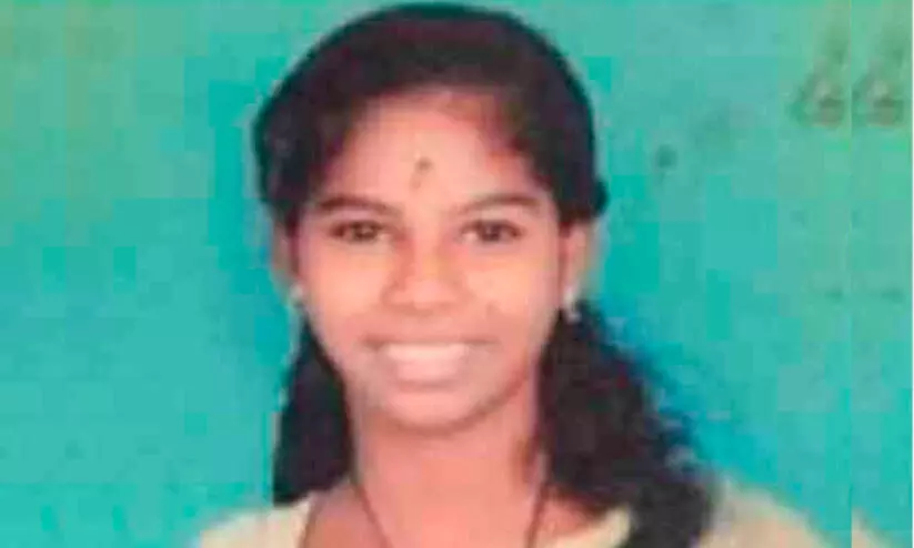 മാതാപിതാക്കളുടെ കൺമുന്നിൽ മകൾ കിണറ്റിൽ ചാടി മരിച്ചു മാതാപിതാക്കളുടെ കൺമുന്നിൽ മകൾ കിണറ്റിൽ ചാടി മരിച്ചു