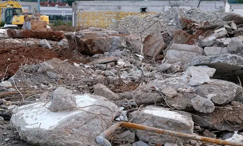 വീട് പൊളിക്കുന്നതിനിടെ മേൽക്കൂര തകർന്ന് വീണു; തൊഴിലാളിക്ക് ദാരുണാന്ത്യം