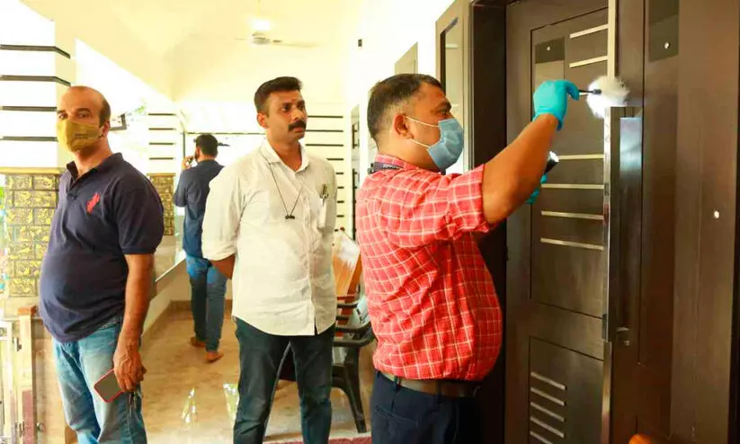 മോഷണം നടന്ന വീട്ടിൽ ഫോറൻസിക് വിദഗ്ധർ പരിശോധന നടത്തുന്നു. മോഷണം നടന്ന വീട്ടിൽ ഫോറൻസിക് വിദഗ്ധർ പരിശോധന നടത്തുന്നു.