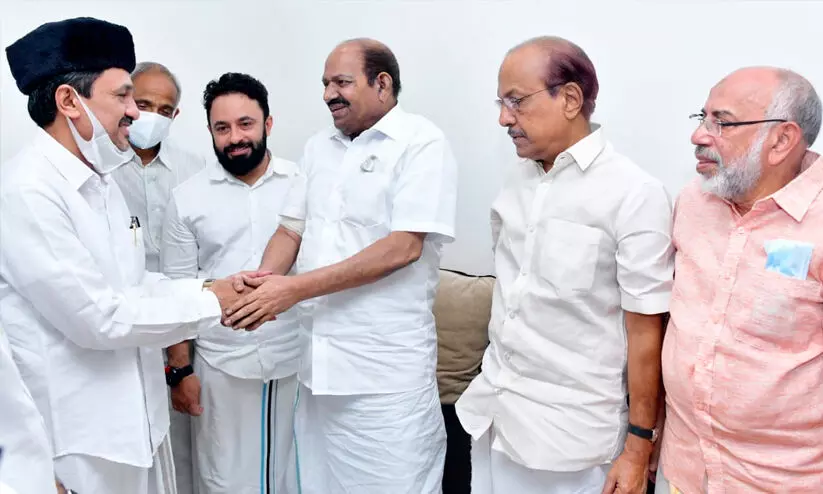 കോടിയേരി പാണക്കാടെത്തി തങ്ങൾ കുടുംബത്തെ ആശ്വസിപ്പിച്ചു