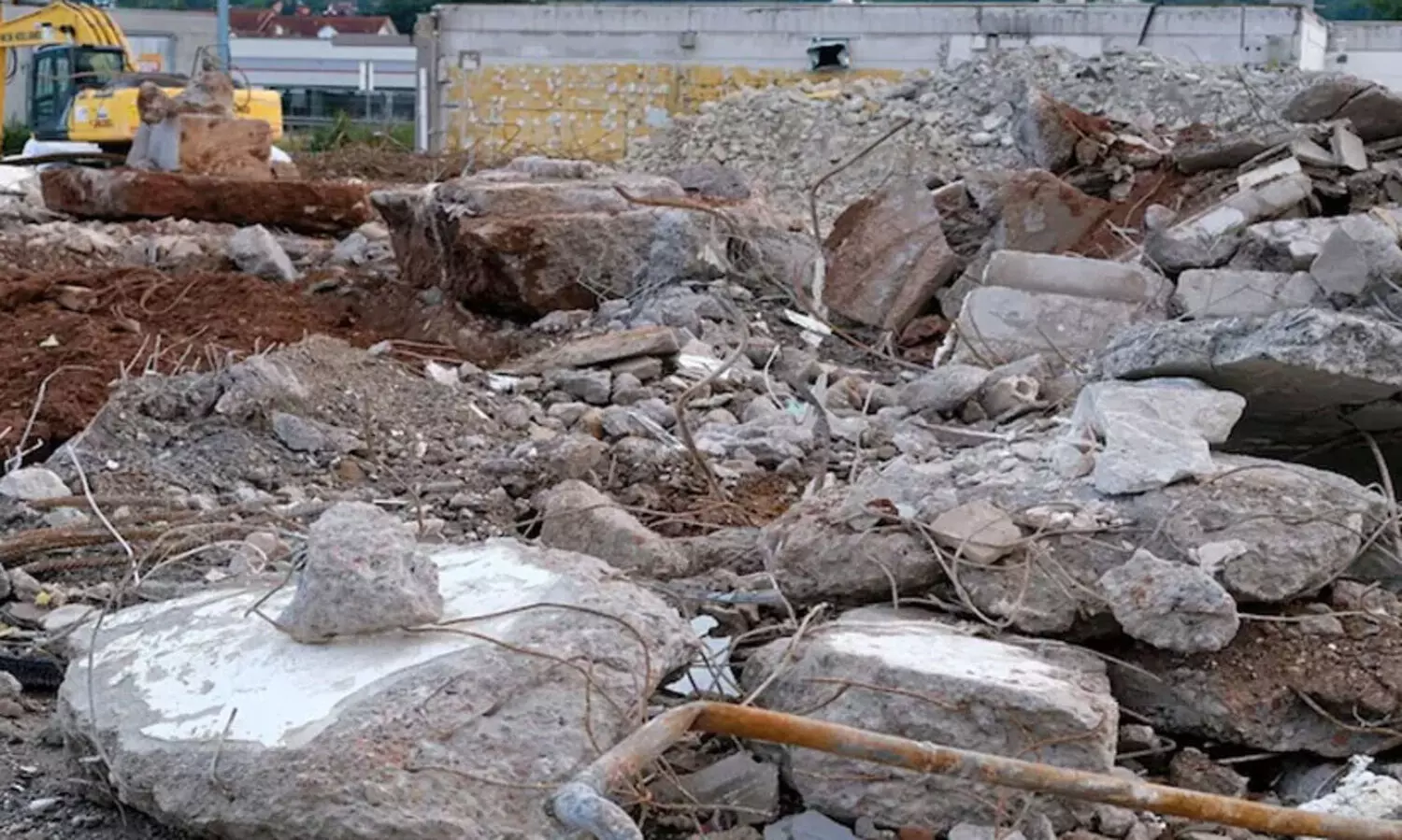 വീട് പൊളിക്കുന്നതിനിടെ മേൽക്കൂര തകർന്ന് വീണു; തൊഴിലാളിക്ക് ദാരുണാന്ത്യം