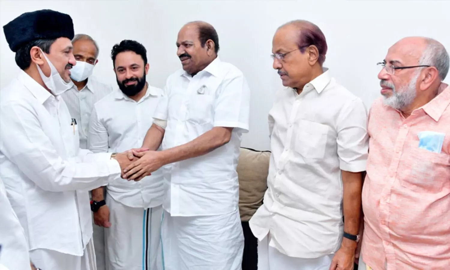 കോടിയേരി പാണക്കാടെത്തി തങ്ങൾ കുടുംബത്തെ ആശ്വസിപ്പിച്ചു