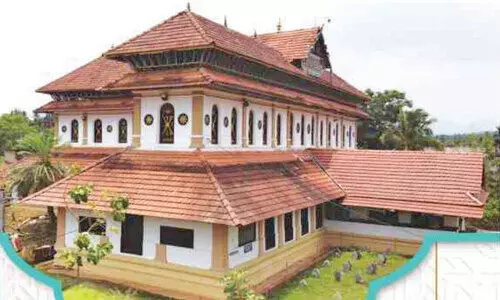 നാദാപുരം പള്ളിയിൽ സ്ത്രീസന്ദർശനം