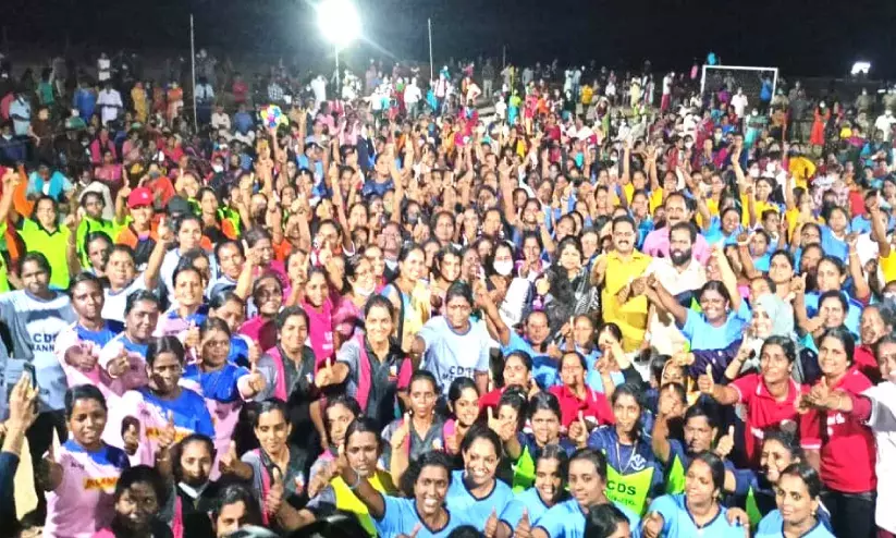 ആഘോഷരാവിൽ ബീച്ച്; കടലോരം കാഴ്ചകൾക്ക് തിരക്കേറെ