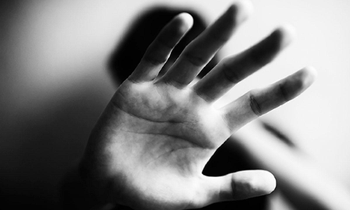 പെൺകുഞ്ഞിനെ പ്രസവിച്ചതിന് പൊള്ളലേൽപിച്ചു; ഭർത്താവ് ഉൾപ്പെടെ അഞ്ചുപേർക്കെതിരെ കേസ്