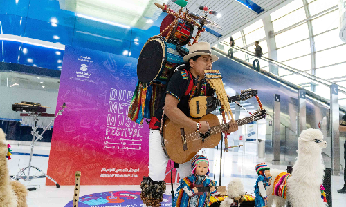 സംഗീത സാന്ദ്രമായി മെട്രോ; ആഘോഷിച്ച്​ യാത്രക്കാർ