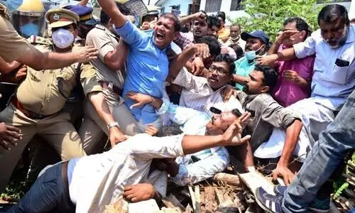 കെ-റെയിൽ വിരുദ്ധ പ്രക്ഷോഭം ശക്തം; കോഴിക്കോട് ഇന്ന് കല്ലിടലില്ല, ചോറ്റാനിക്കരയിൽ സർവേയും