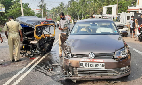 ജഡ്ജിയുടെ കാറും ഓട്ടോറിക്ഷയും കൂട്ടിയിടിച്ചു; രണ്ടുപേർക്ക് പരിക്ക്