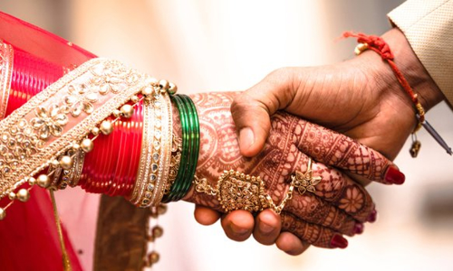 അവസാന നിമിഷം വരനെ വേണ്ടെന്ന് വധു; ഒടുവിൽ പൊലീസ് സ്റ്റേഷനിൽ കാമുകനുമായി കെട്ടുറപ്പിച്ചു