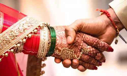 അവസാന നിമിഷം വരനെ വേണ്ടെന്ന് വധു; ഒടുവിൽ പൊലീസ് സ്റ്റേഷനിൽ കാമുകനുമായി കെട്ടുറപ്പിച്ചു