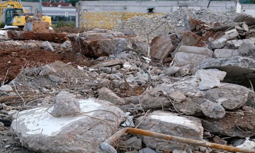 വീട് പൊളിക്കുന്നതിനിടെ മേൽക്കൂര തകർന്ന് വീണു; തൊഴിലാളിക്ക് ദാരുണാന്ത്യം