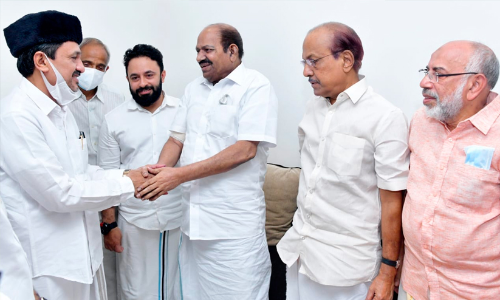 കോടിയേരി പാണക്കാടെത്തി തങ്ങൾ കുടുംബത്തെ ആശ്വസിപ്പിച്ചു