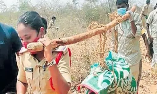 ആംബുലൻസും ആളുമില്ല; വനിത എസ്.ഐ മൃതദേഹം ചുമന്നത് മൂന്ന് കിലോമീറ്റർ ആംബുലൻസും ആളുമില്ല; വനിത എസ്.ഐ മൃതദേഹം ചുമന്നത് മൂന്ന് കിലോമീറ്റർ