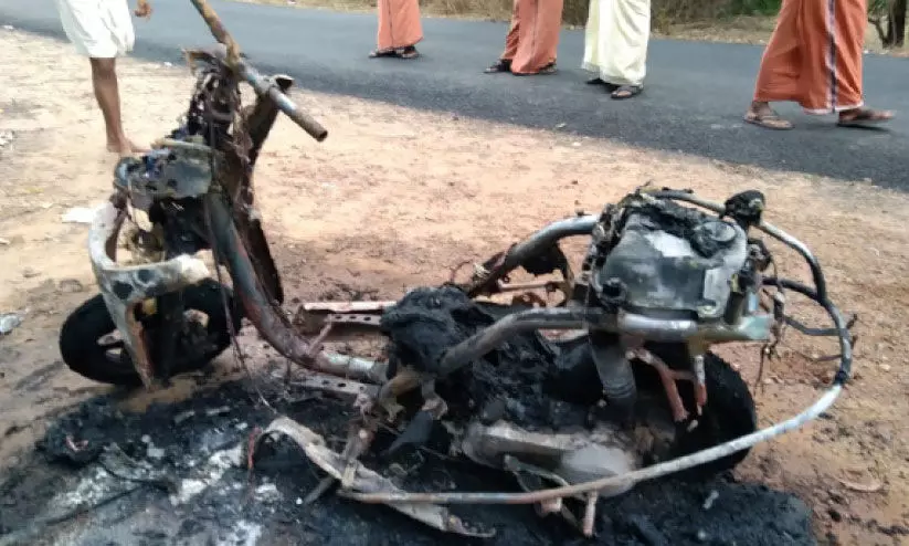 കോണ്‍ഗ്രസ് പ്രവർത്തകന്റെ സ്കൂട്ടർ അഗ്നിക്കിരയാക്കി; പിന്നിൽ ബി.ജെ.പി പ്രവര്‍ത്തകരെന്ന്