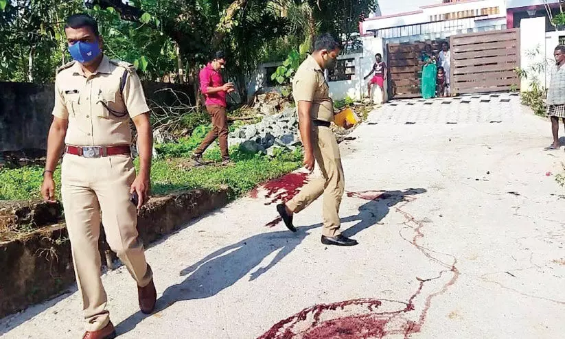 വീട്ടമുറ്റത്തും പരിസരത്തും രക്തക്കറ കണ്ടെത്തിയത് പരിഭ്രാന്തി പരത്തി വീട്ടമുറ്റത്തും പരിസരത്തും രക്തക്കറ കണ്ടെത്തിയത് പരിഭ്രാന്തി പരത്തി
