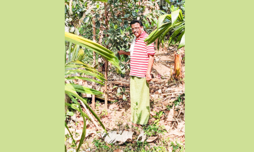 അധ്യാപനത്തിൽനിന്ന് വിരമിച്ച് കൃഷിയിൽ ഹരിശ്രീ കുറിച്ച് ജോൺസ്