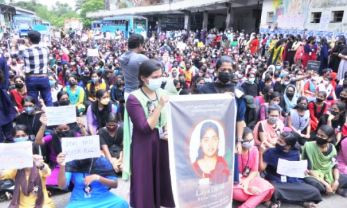 കണ്ണീരണിഞ്ഞ പ്രതിഷേധം; സഹപാഠിയുടെ അപകടമരണത്തിൽ പ്രതിഷേധിച്ച് വിദ്യാർഥികൾ ബസ് സ്റ്റാൻഡ് ഉപരോധിച്ചു